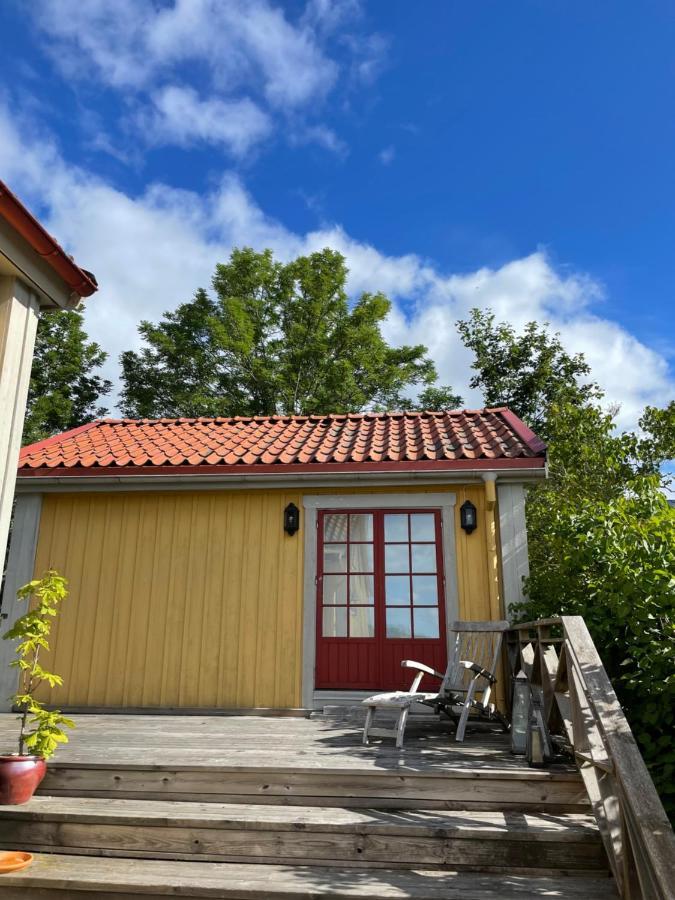 Gaesthus Med Utsikt Oever Drottningholms Slott Exterior photo